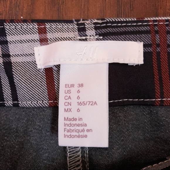 SOLD | H&M | Plaid Capri Slack - Picture 4 of 7